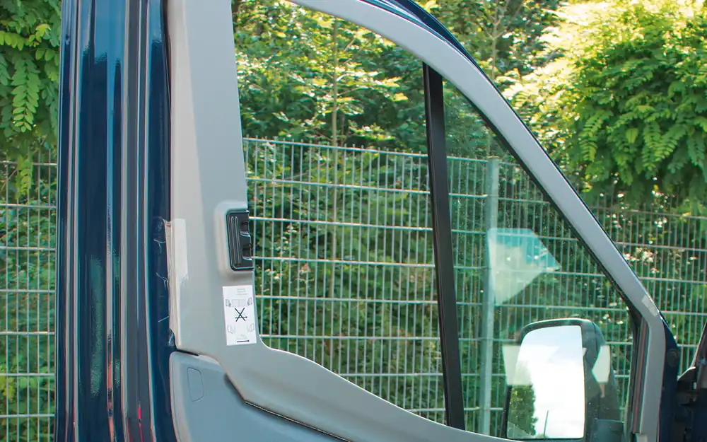 Must-Have Remis Fahrerhausverdunkelung REMIfront IV für Ford Transit Custom (Modell V362) ab 2018